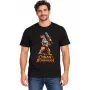 Muž v černém tričku s potiskem Conan the Bunbarian na bílém pozadí
