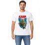 Muž v bílém tričku s potiskem CARP na bílém pozadí