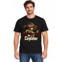 Muž v černém tričku s potiskem The Carpfather na bílém pozadí