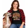 Žena v černém tričku Greyhound – Custom Garage s živým psem vedle sebe – detail potisku