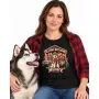 Žena v černém tričku Husky – Custom Garage s živým psem vedle sebe – detail potisku