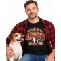 Muž v černém tričku Jack Russell teriér – Custom Garage s živým psem vedle sebe – detail potisku