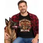 Muž v černém tričku Malinois – Custom Garage s živým psem vedle sebe – detail potisku